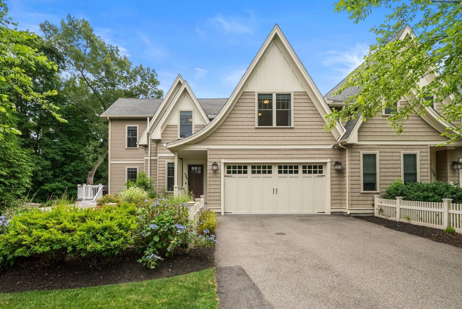 126 Walnut St Unit 126, Wellesley, MA 02481