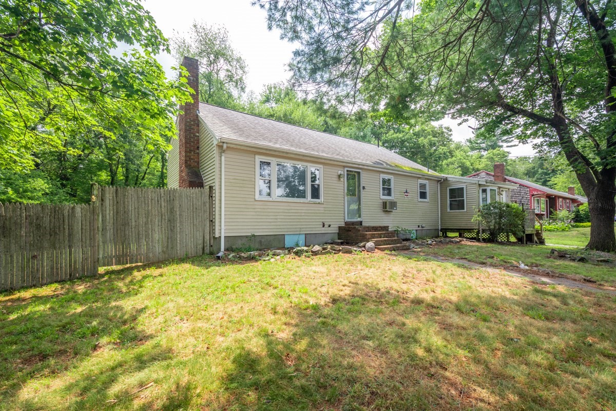 81 Border Rd, Holbrook, MA 02343