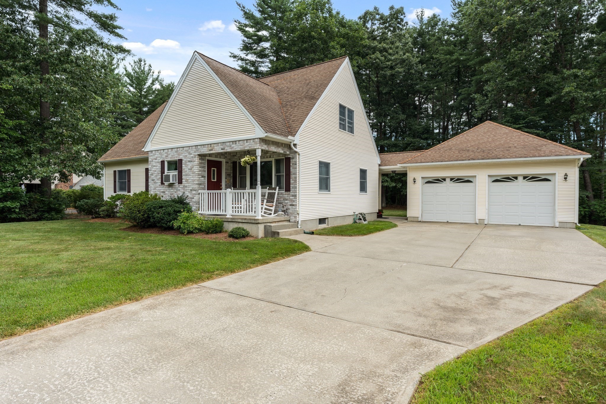 16 Pine Hill Rd, Easthampton, MA 01027