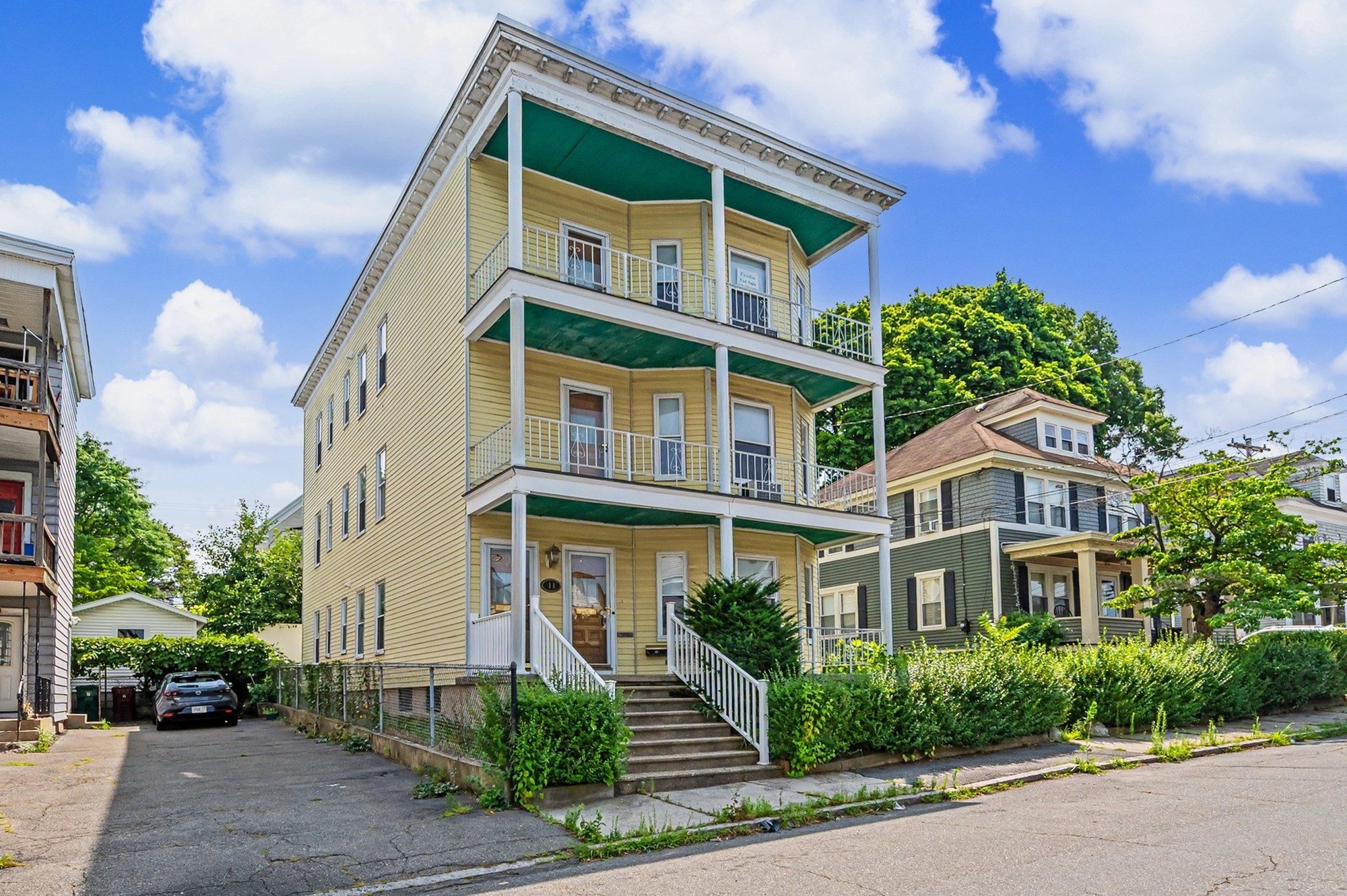 9 Bourne St, Lowell, MA 01852