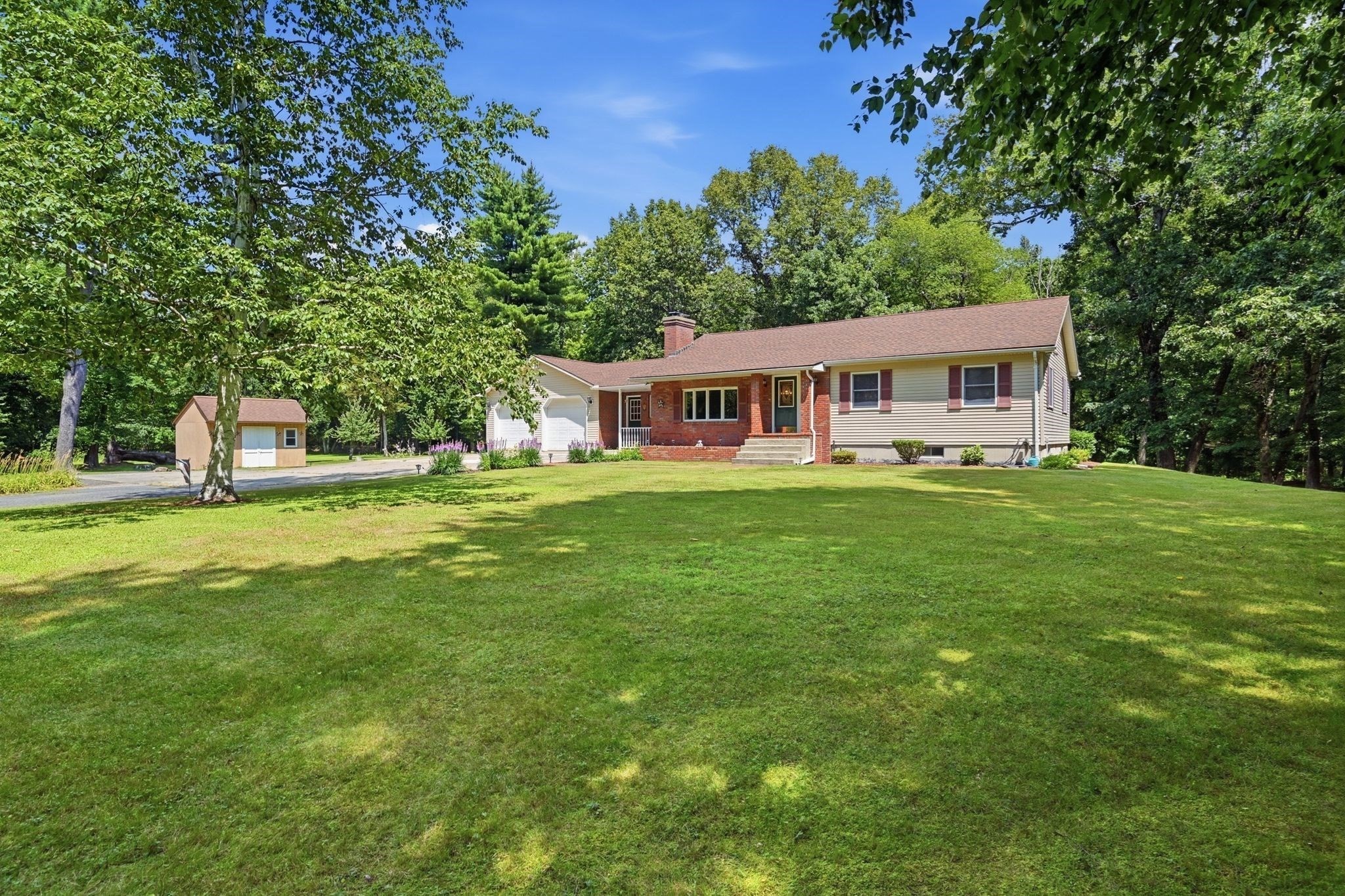 414 Mountain Rd, Holyoke, MA 01040