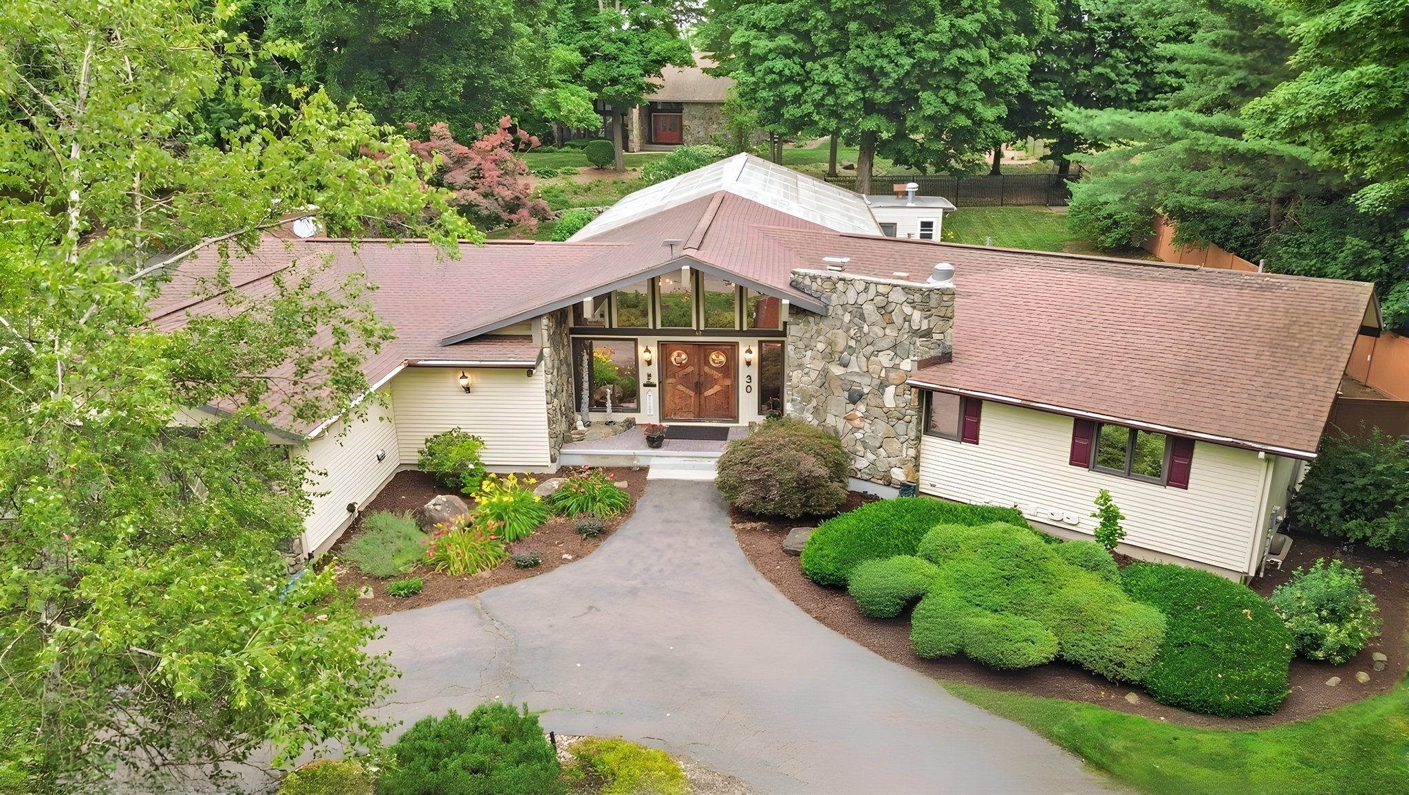 30 Dicsal Ln, Holyoke, MA 01040