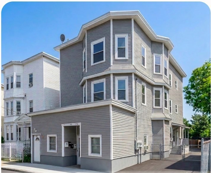 172 Park St, Lawrence, MA 01841