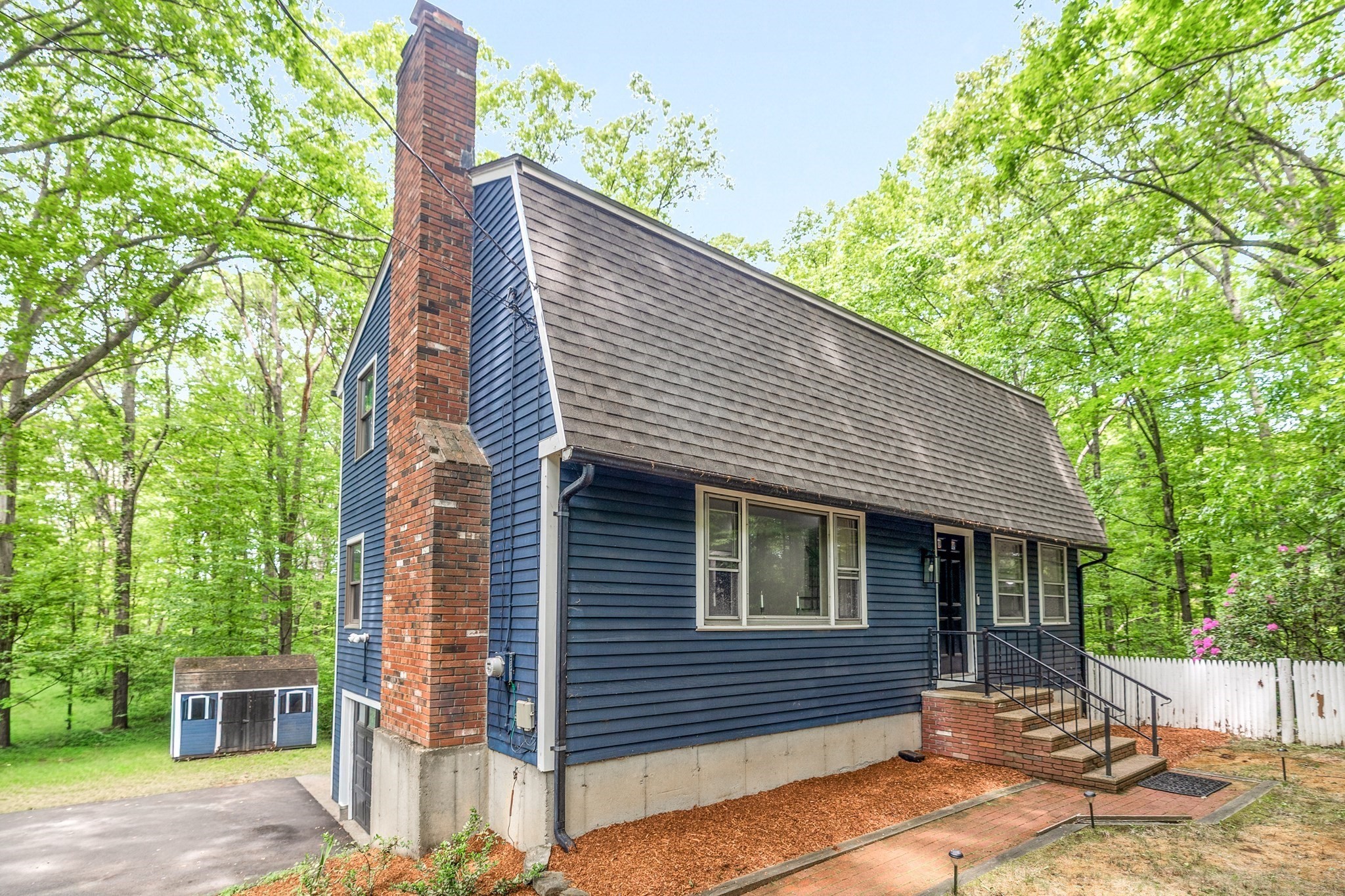 9 Colonial Rd, Sutton, MA 01590