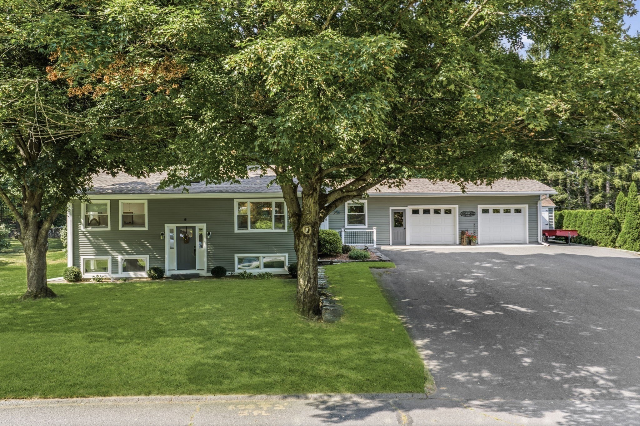 6 W Park Dr, Easthampton, MA 01027