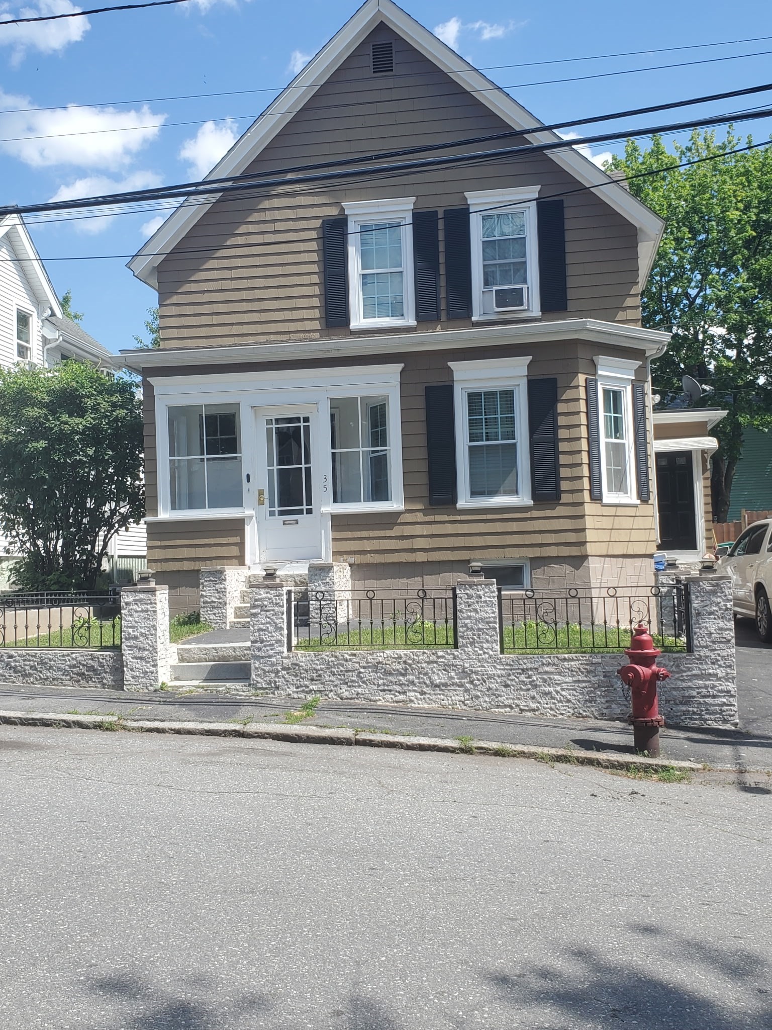 35 Farmland Rd, Lowell, MA 01850