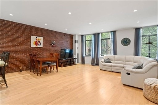 142 Commercial St, Apt 304