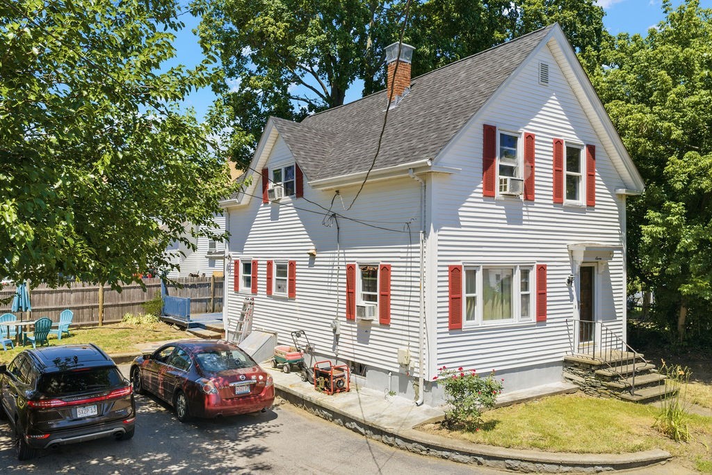 7 Woodwards Ln, Taunton, MA 02780