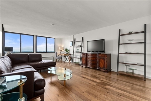 77 Adams St, Apt 1206