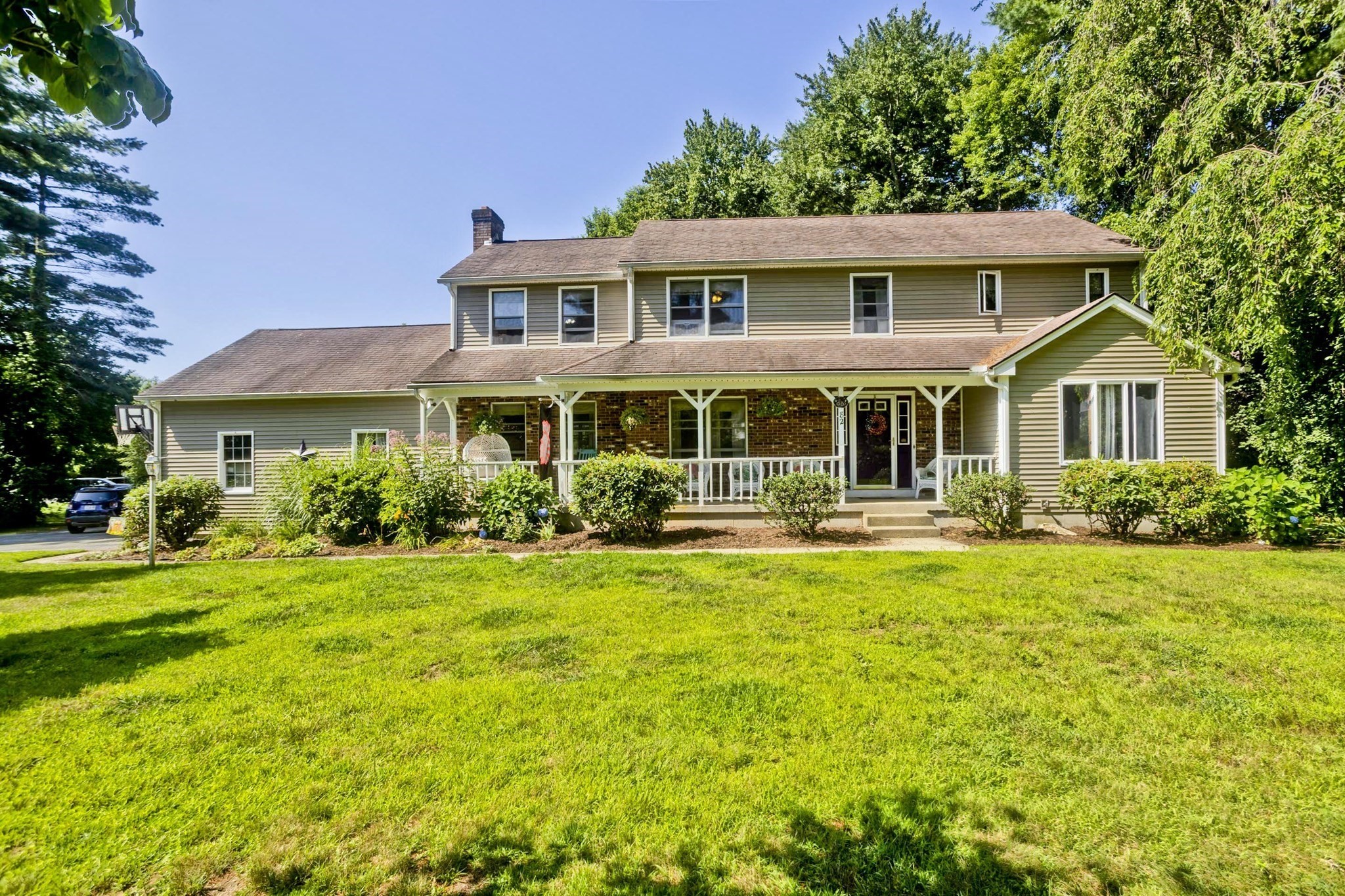 82 Pilgrim Rd, East Longmeadow, MA 01028