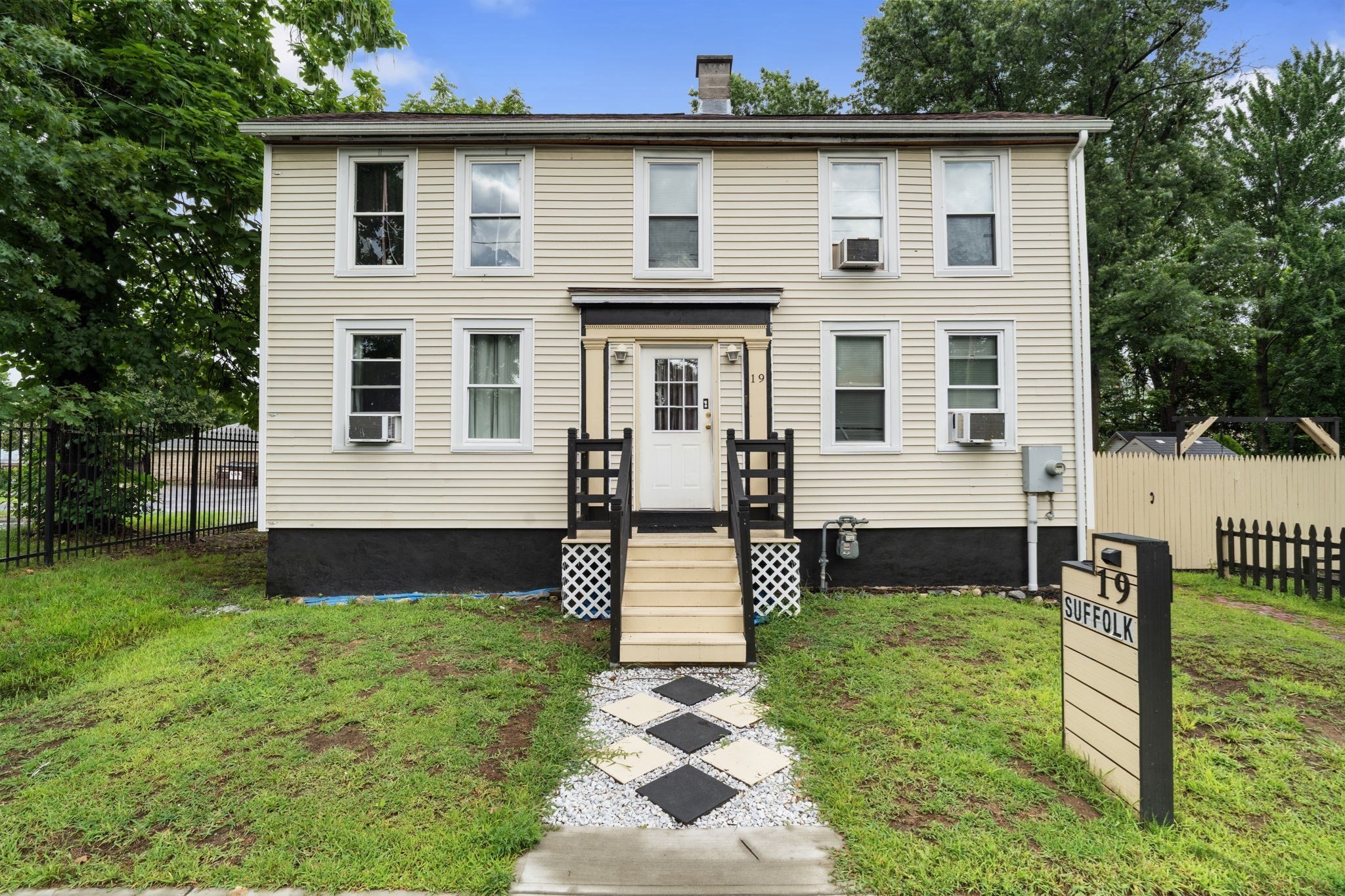 19 Suffolk St, Springfield, MA 01109