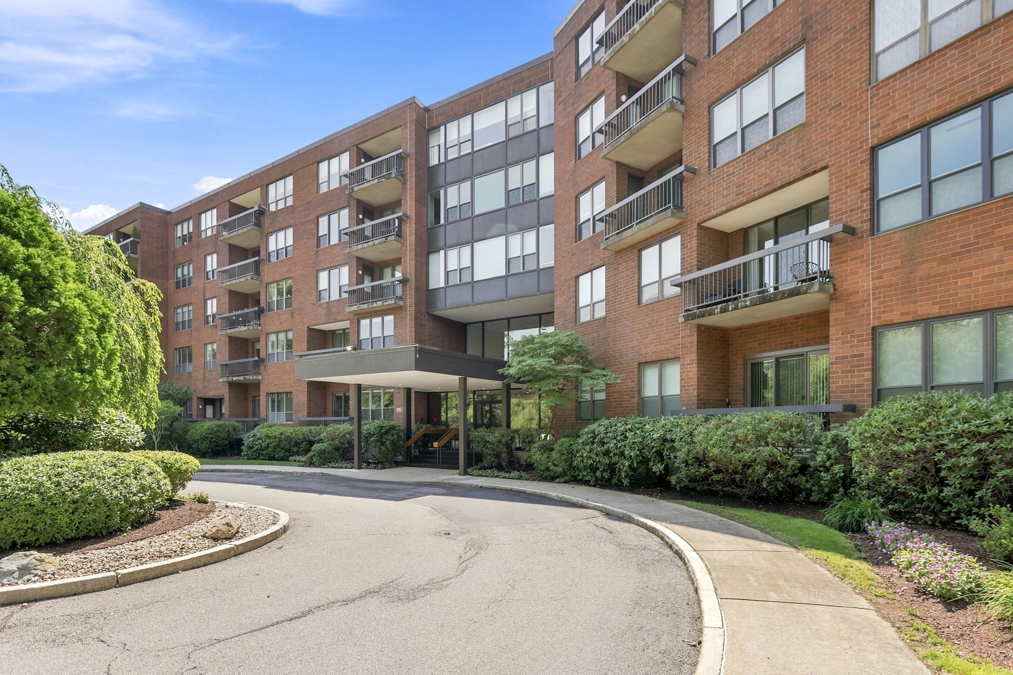210 Nahanton St Unit 116, Newton, MA 02459