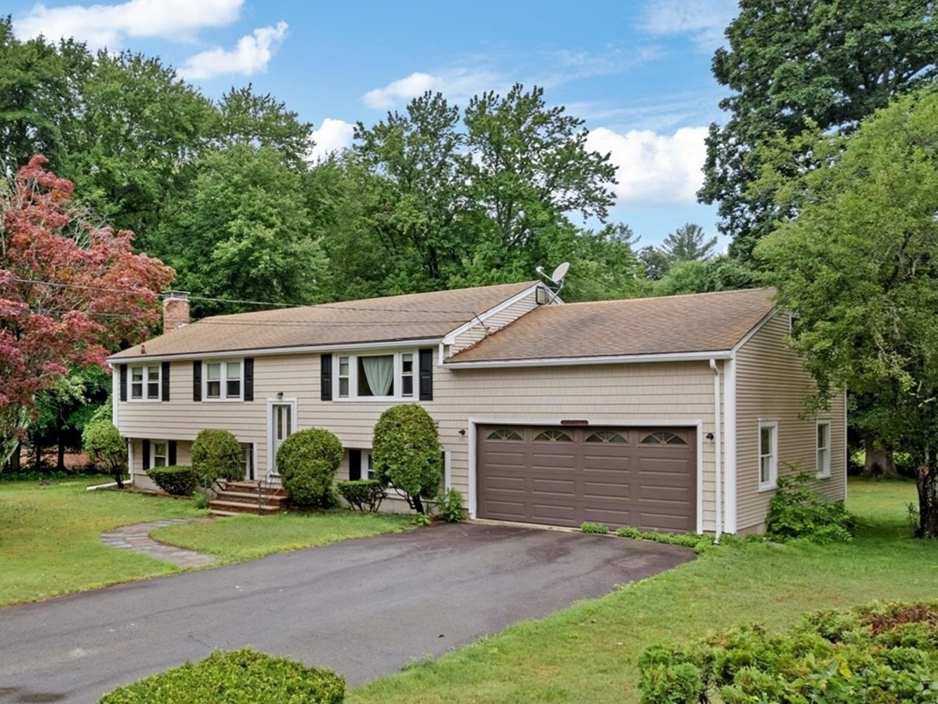 17 Brewster Dr, Bridgewater, MA 02324