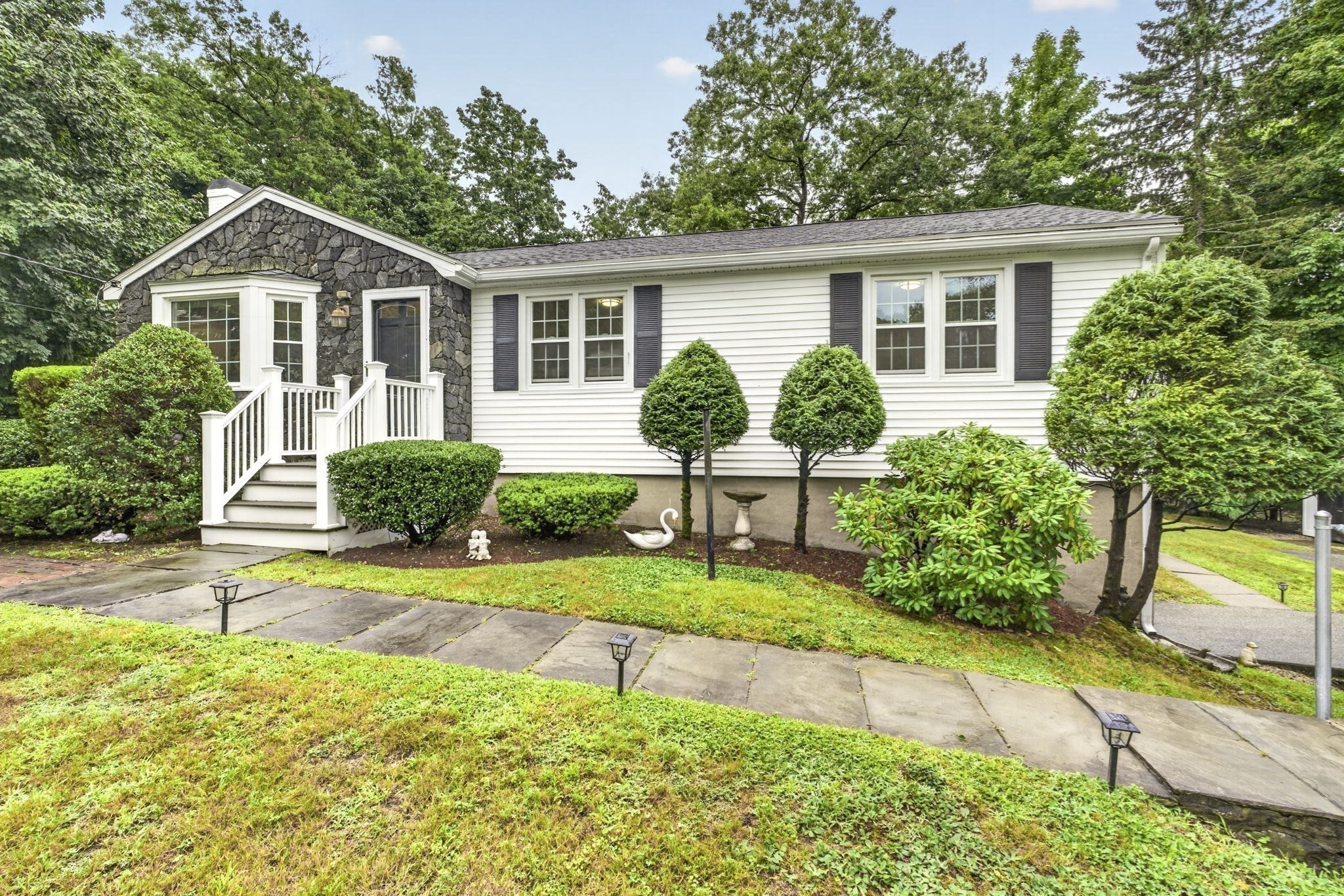 25 Gray Ter, Bedford, MA 01730