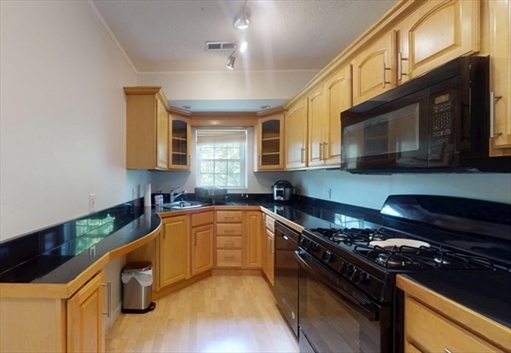 133 Lake Shore Rd, Apt 4