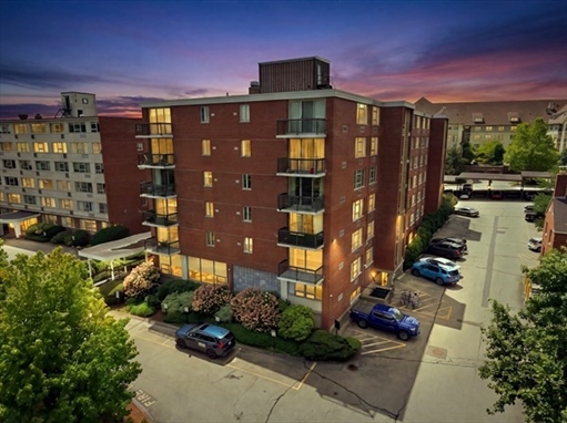 20 Hammond Pond Pkwy, Apt 208