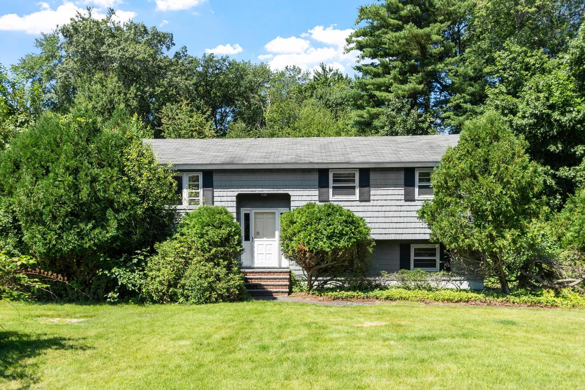 190 Deering Dr, Tewksbury, MA 01876