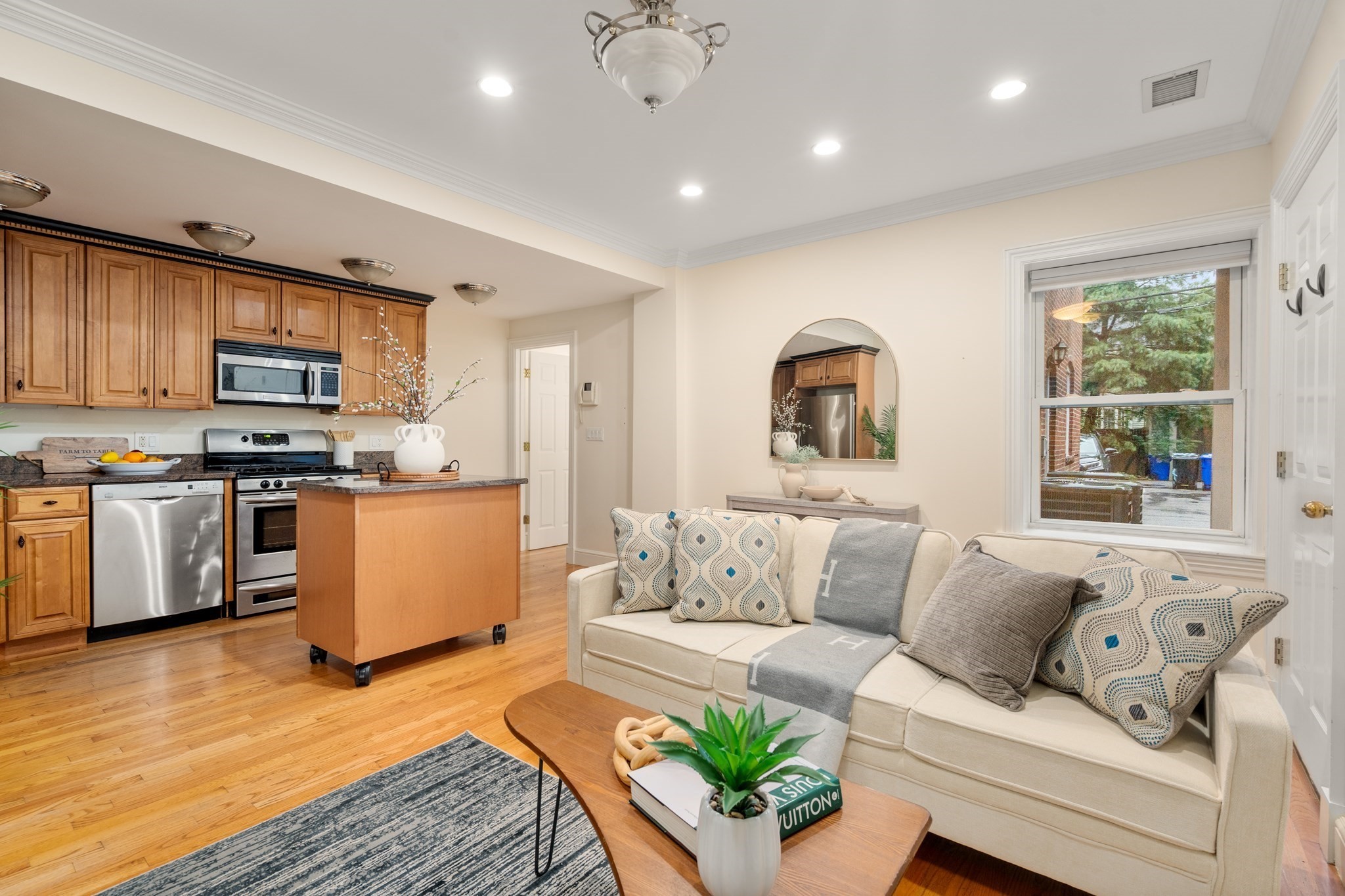 1724 Beacon St Unit 1, Brookline, MA 02445