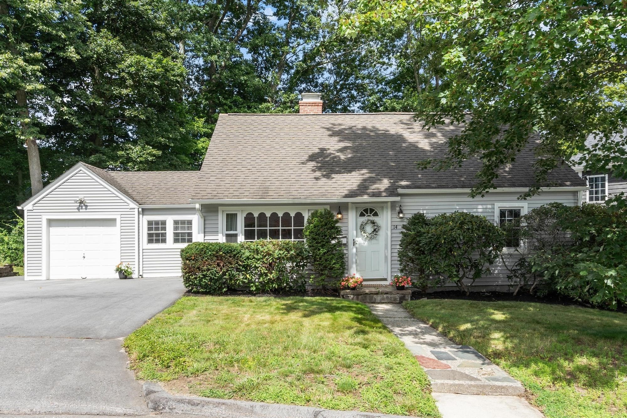 14 Meadow Ln, Worcester, MA 01602