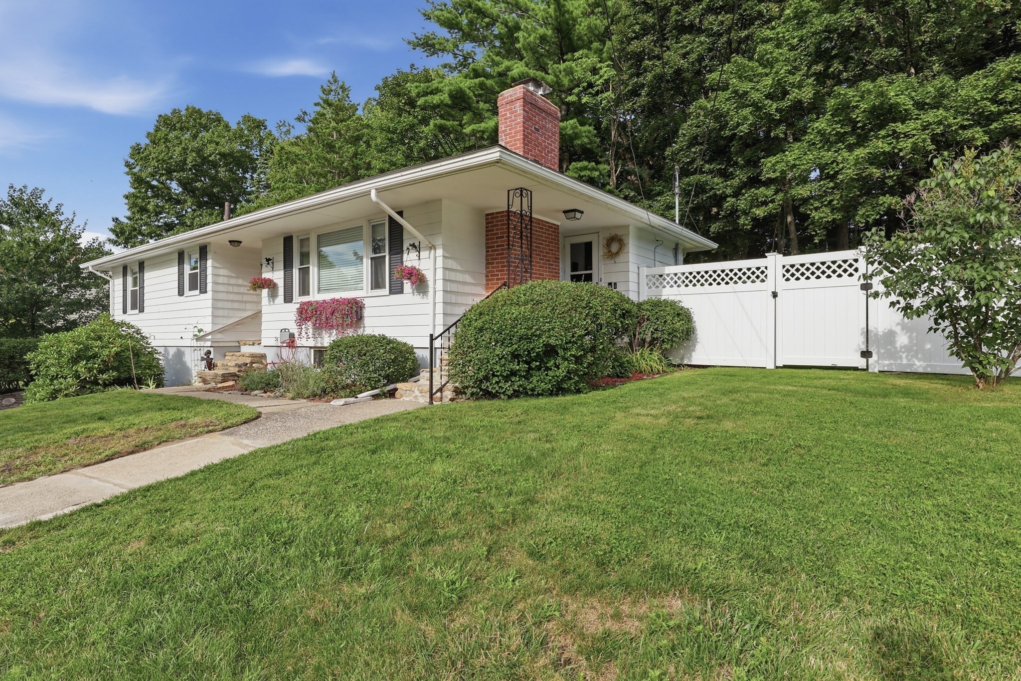 28 Hilltop Circle, Worcester, MA 01609