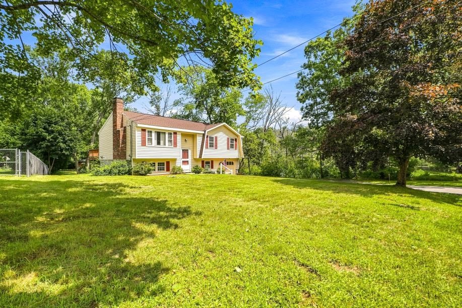 4 Picadilly St, Upton, MA 01568