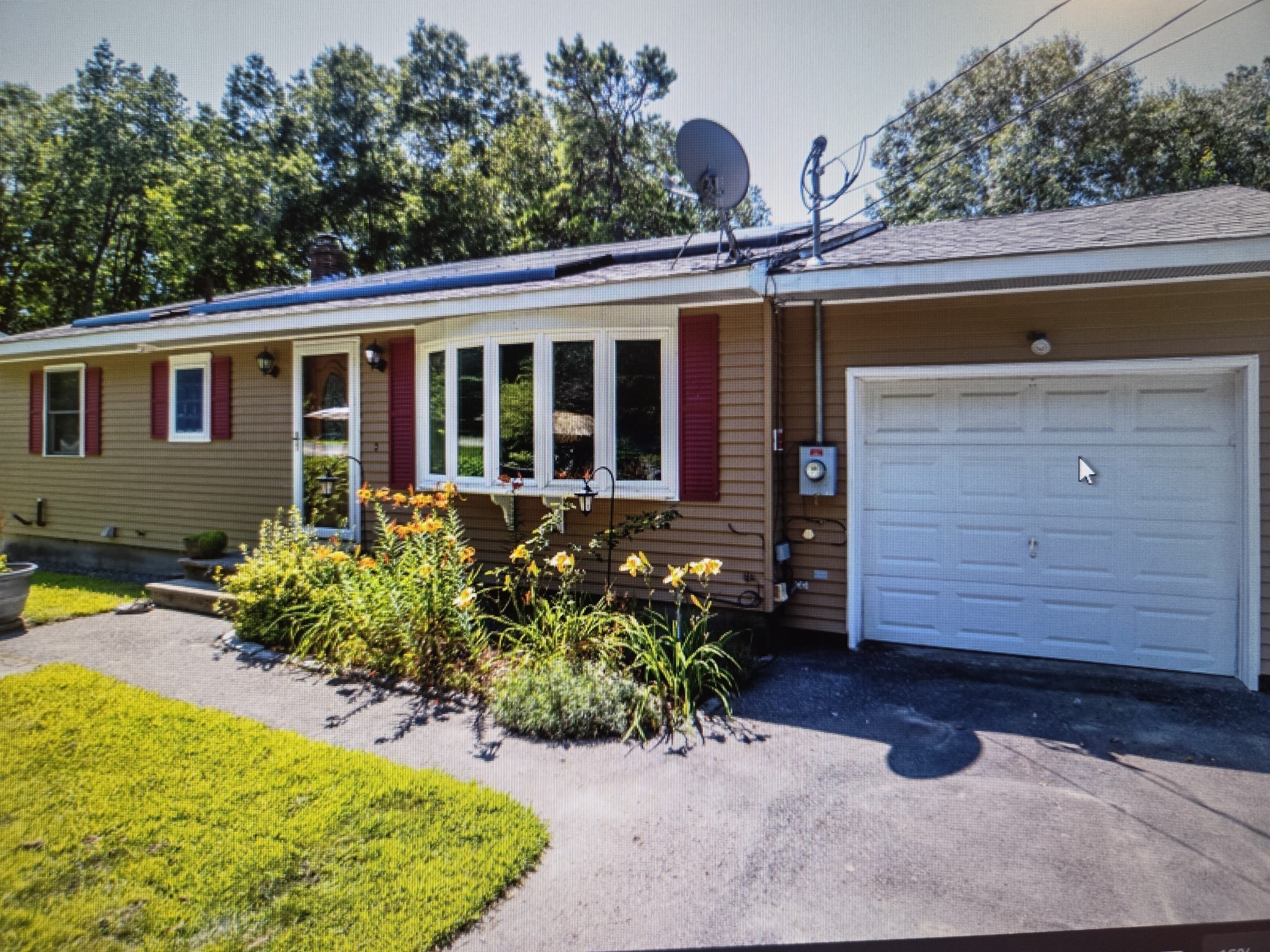 54 Lancaster Rd, Clinton, MA 01510