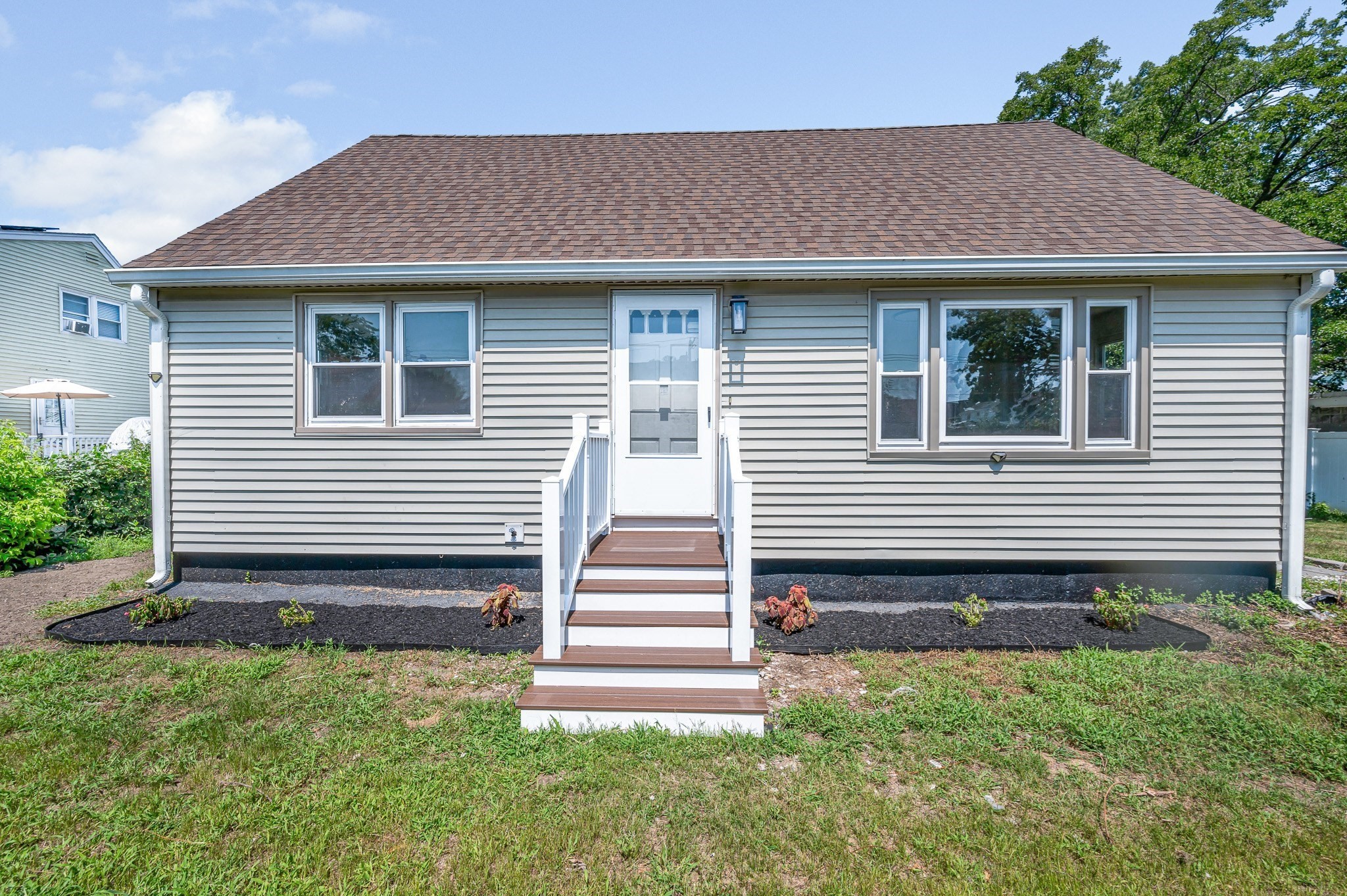 68 Waldo St, Lowell, MA 01852