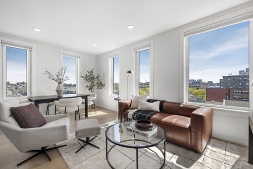 2-10 Maverick Sq, Apt 601