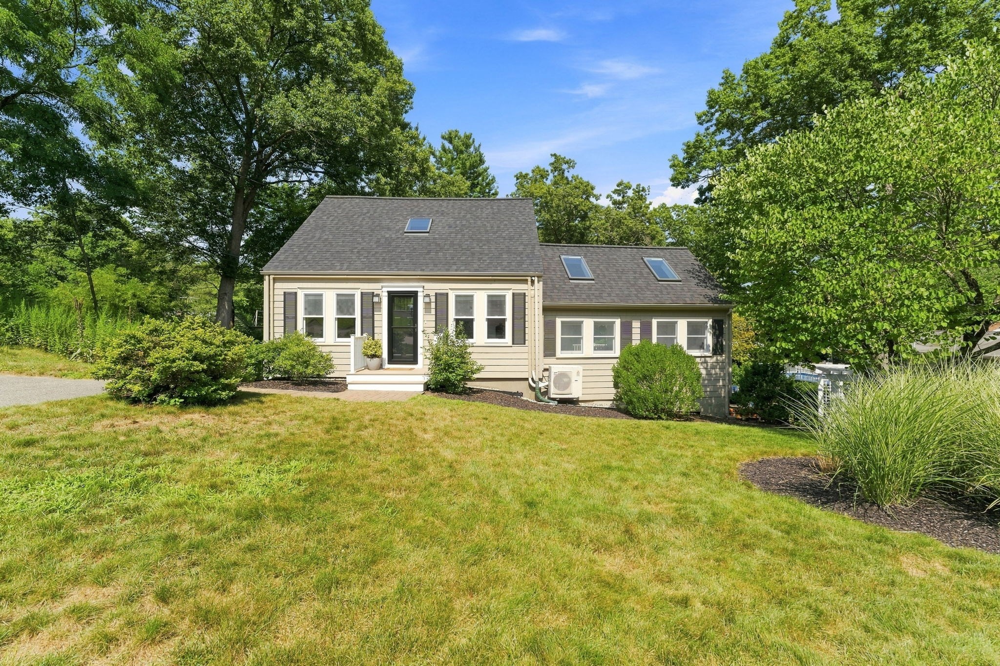 25 Cedarwood Rd, Stoughton, MA 02072