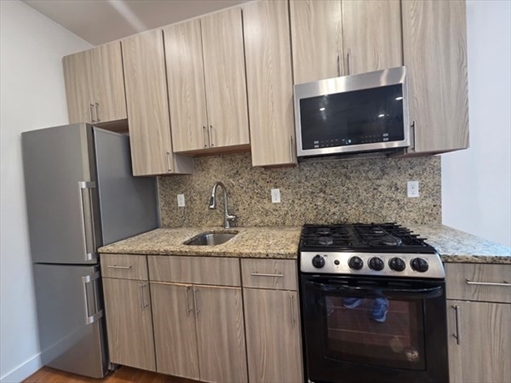 9 Sixth St, Apt 6