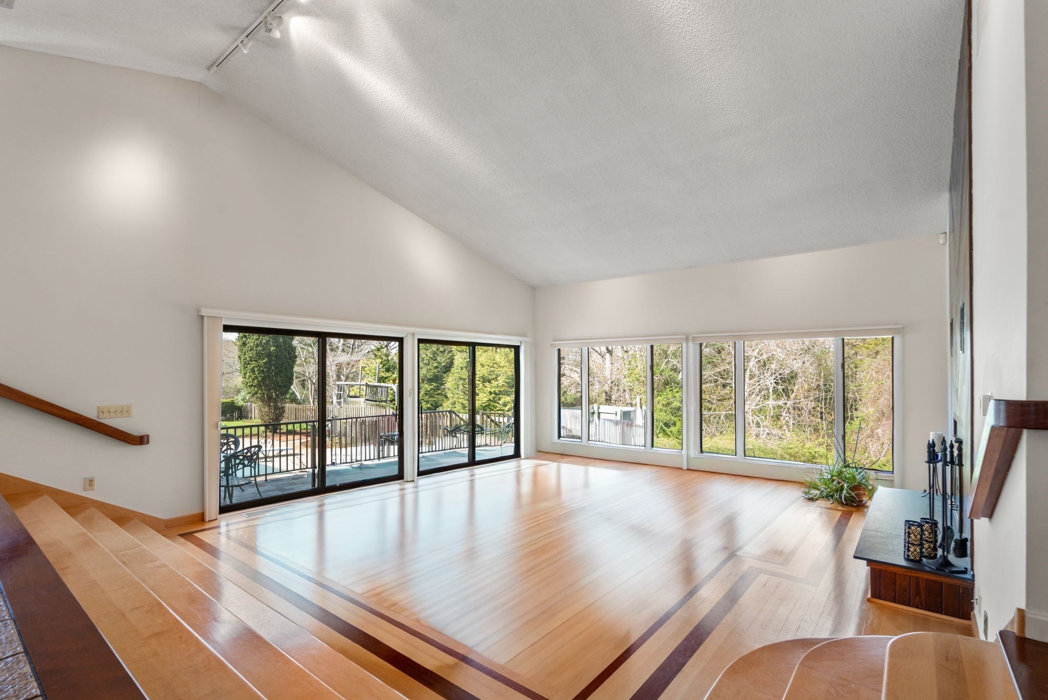 16 Wadsworth Ln, Dartmouth, MA 02748