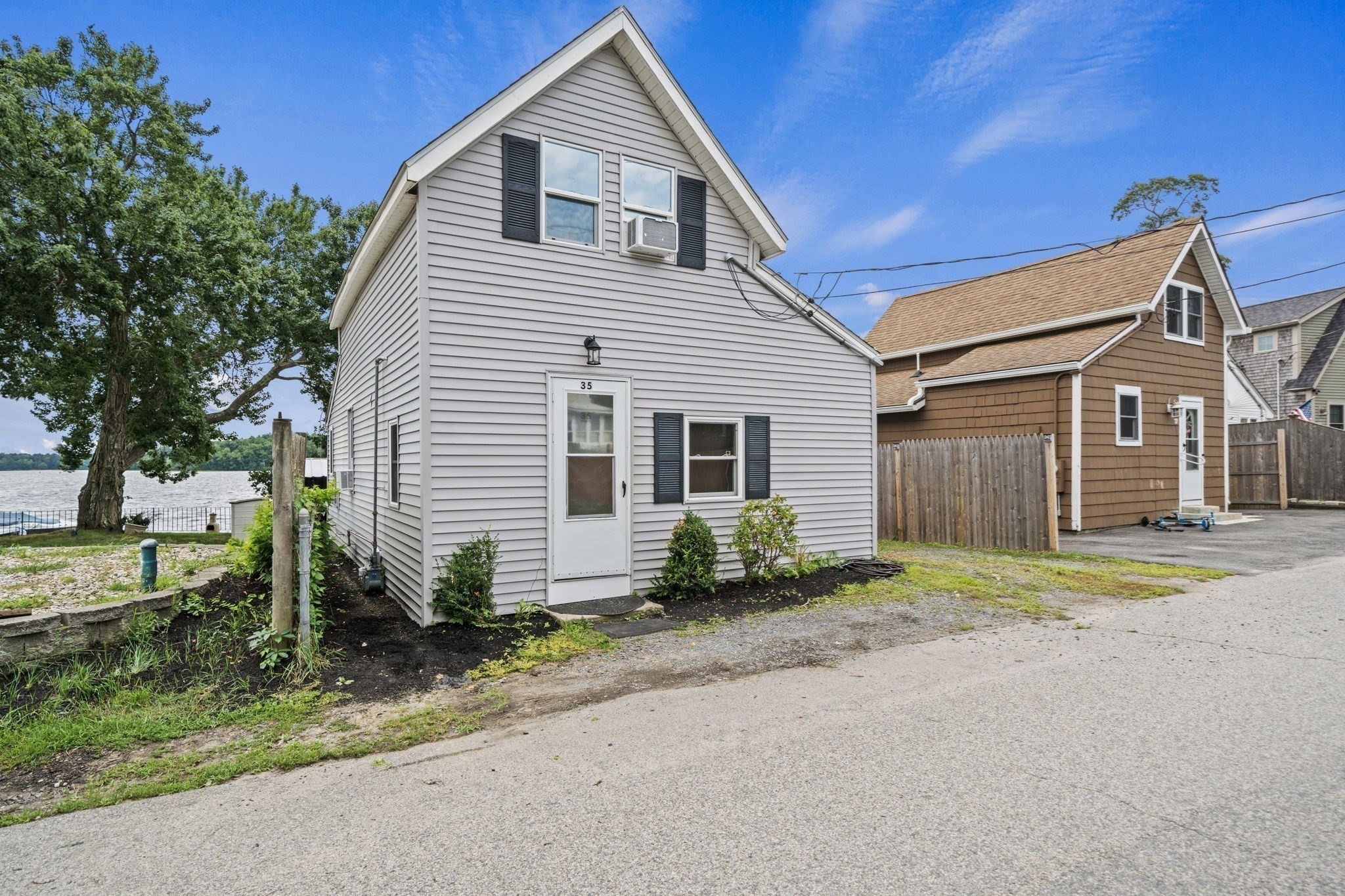 35 Ocean Ave, Halifax, MA 02341