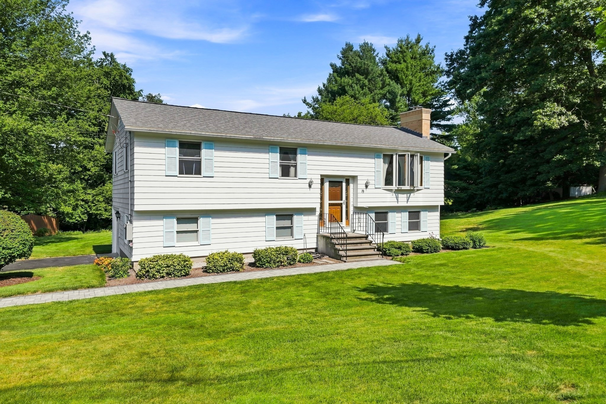 19 McIntosh Rd, Chelmsford, MA 01824