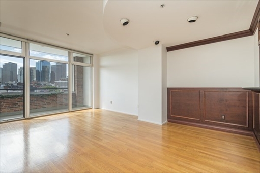 300 Commercial St, Apt 606