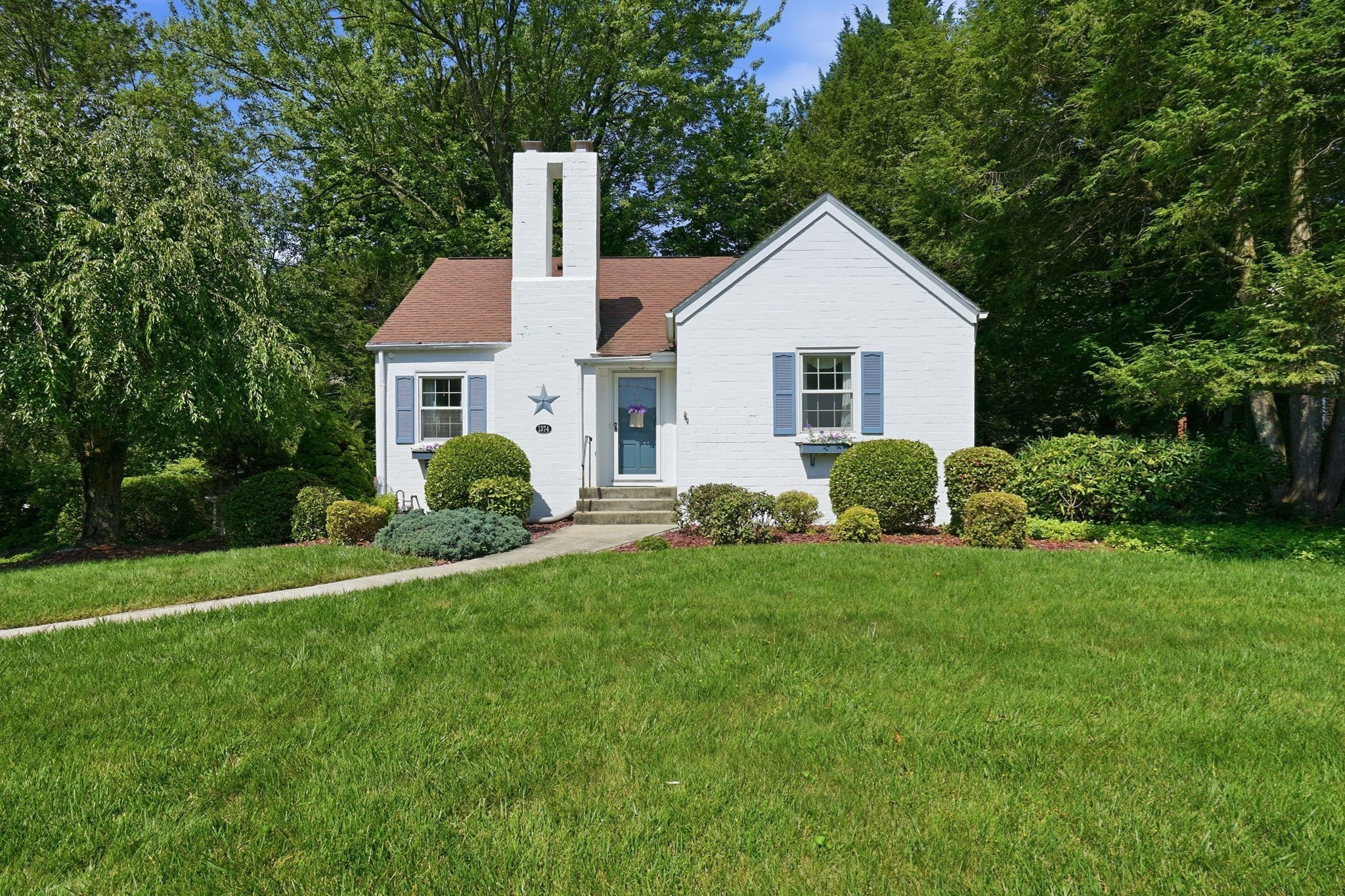 1374 Plumtree Rd, Springfield, MA 01119