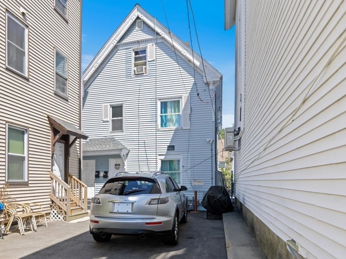 11 Center St, Methuen, MA 01844
