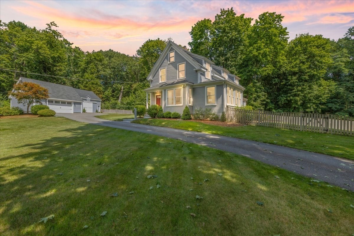 104 High St, Topsfield, MA 01983