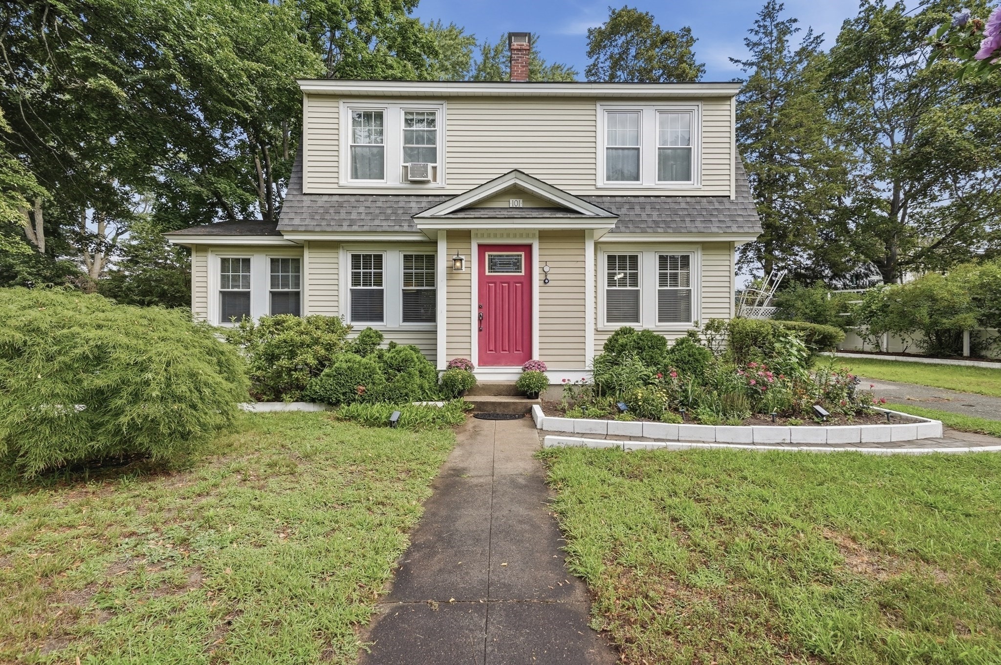 101 Pleasant St, Tewksbury, MA 01876