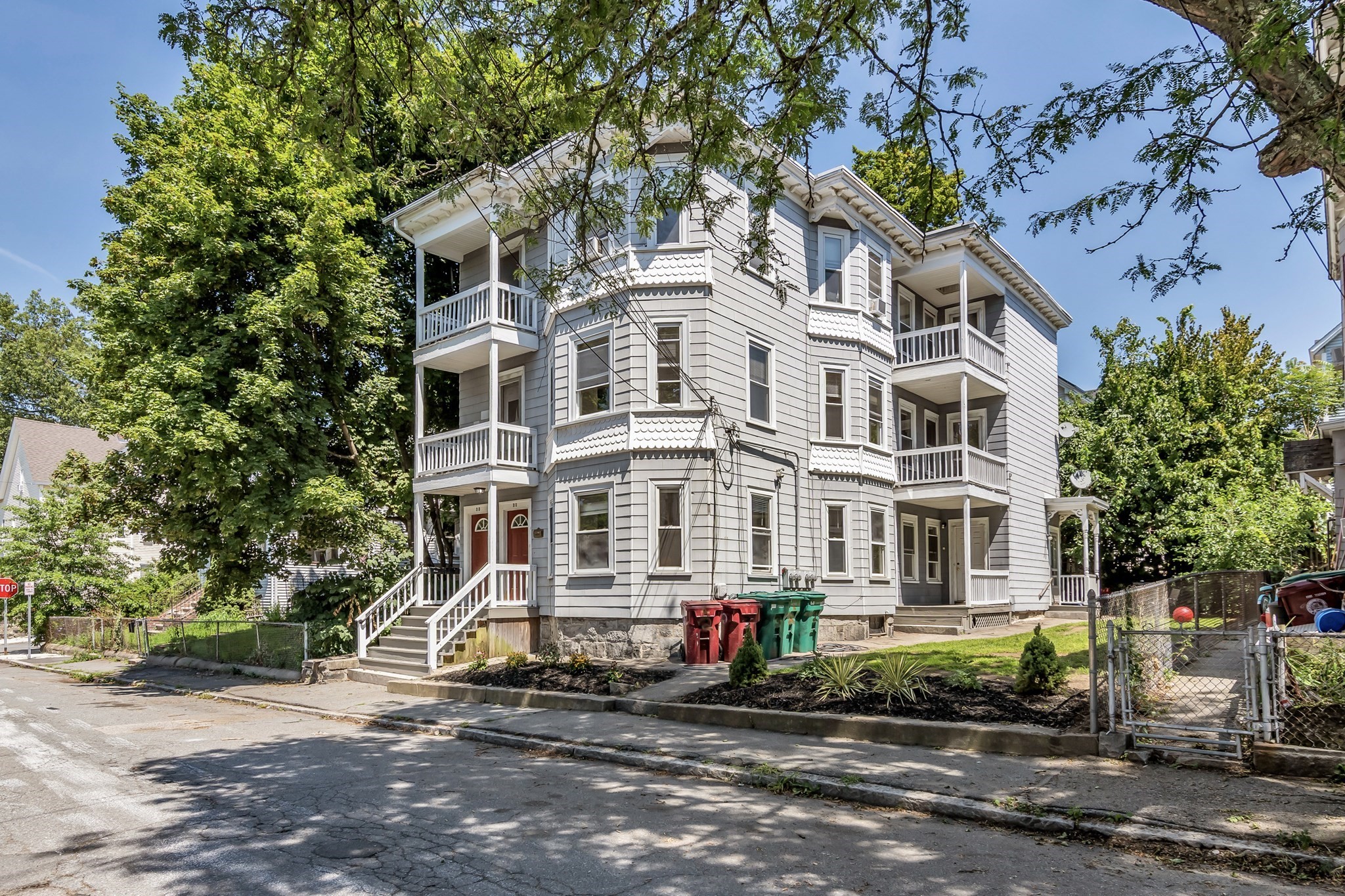 31 Bourne Street, Lowell, MA 01852