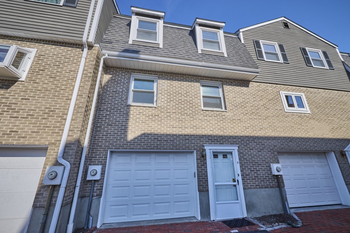 9 Circuit Ln Unit 9, Watertown, MA 02472