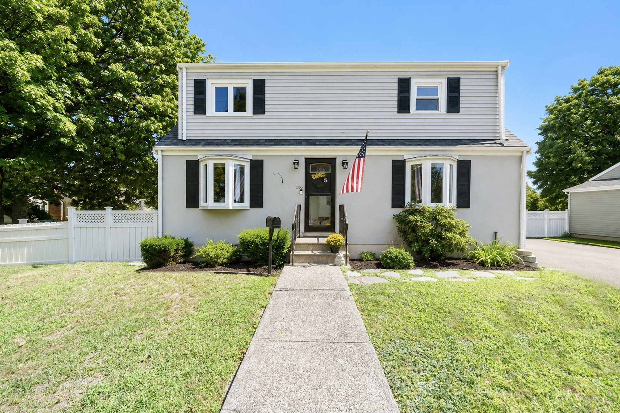 2 Sonrel St, Woburn, MA 01801