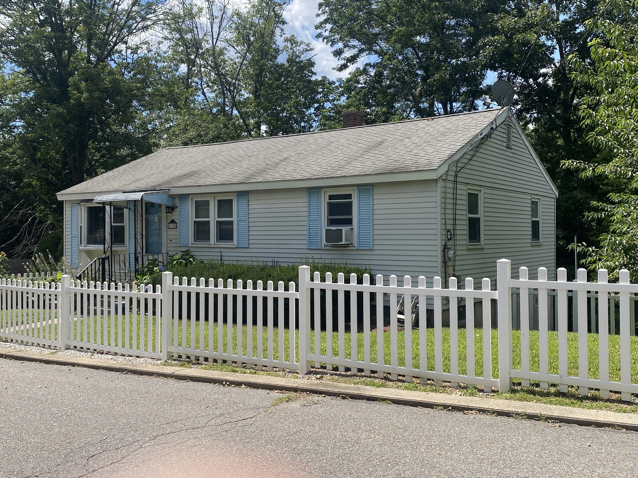 19 Blossom Street, Clinton, MA 01510