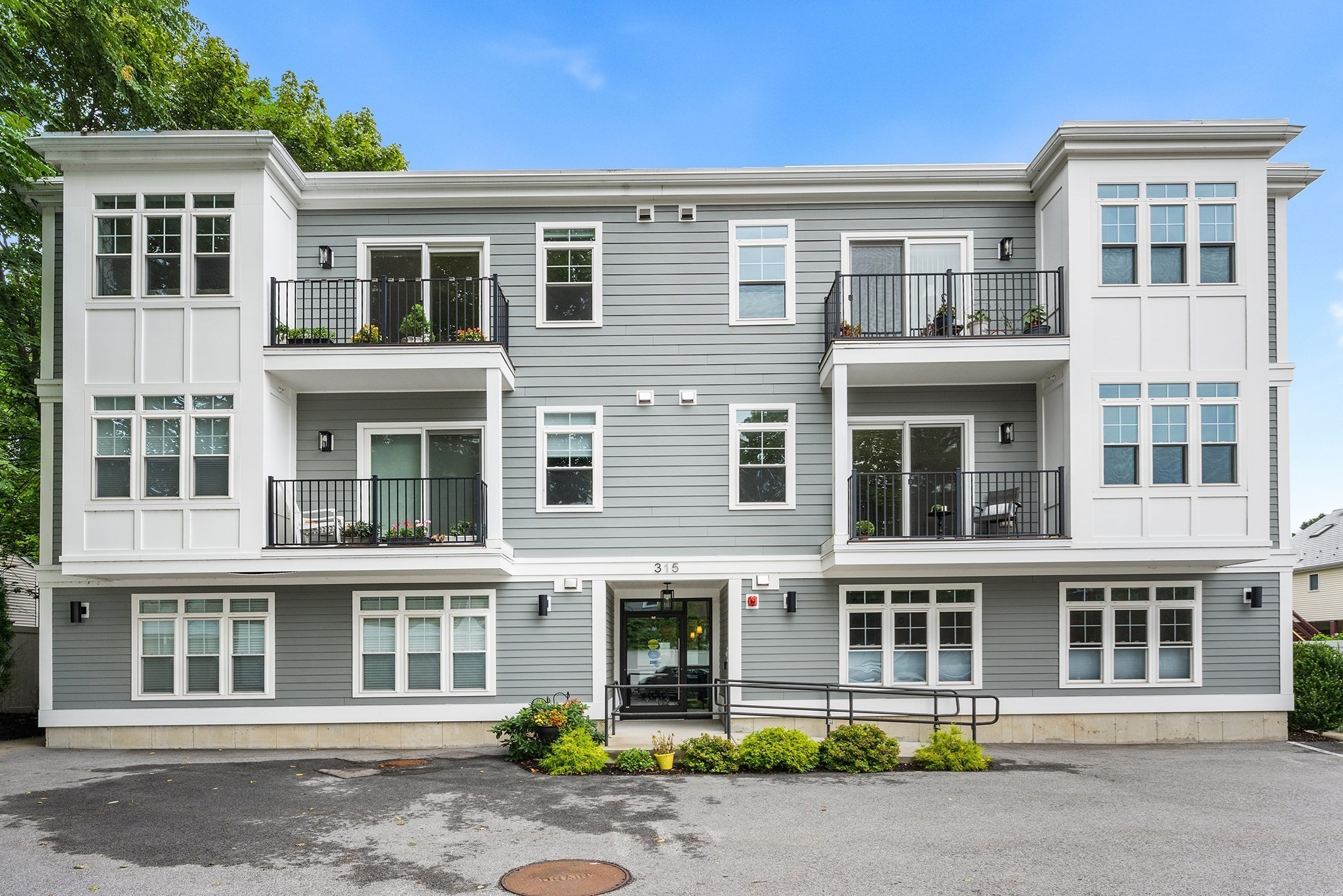 315 College Farm Rd Unit 6, Waltham, MA 02451