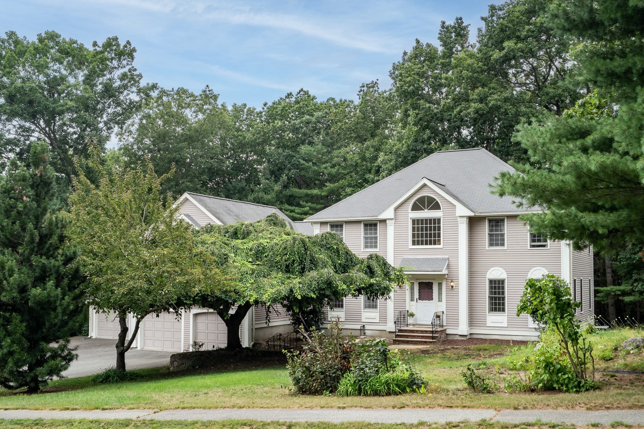 4 Crestview Rd, Bedford, MA 01730