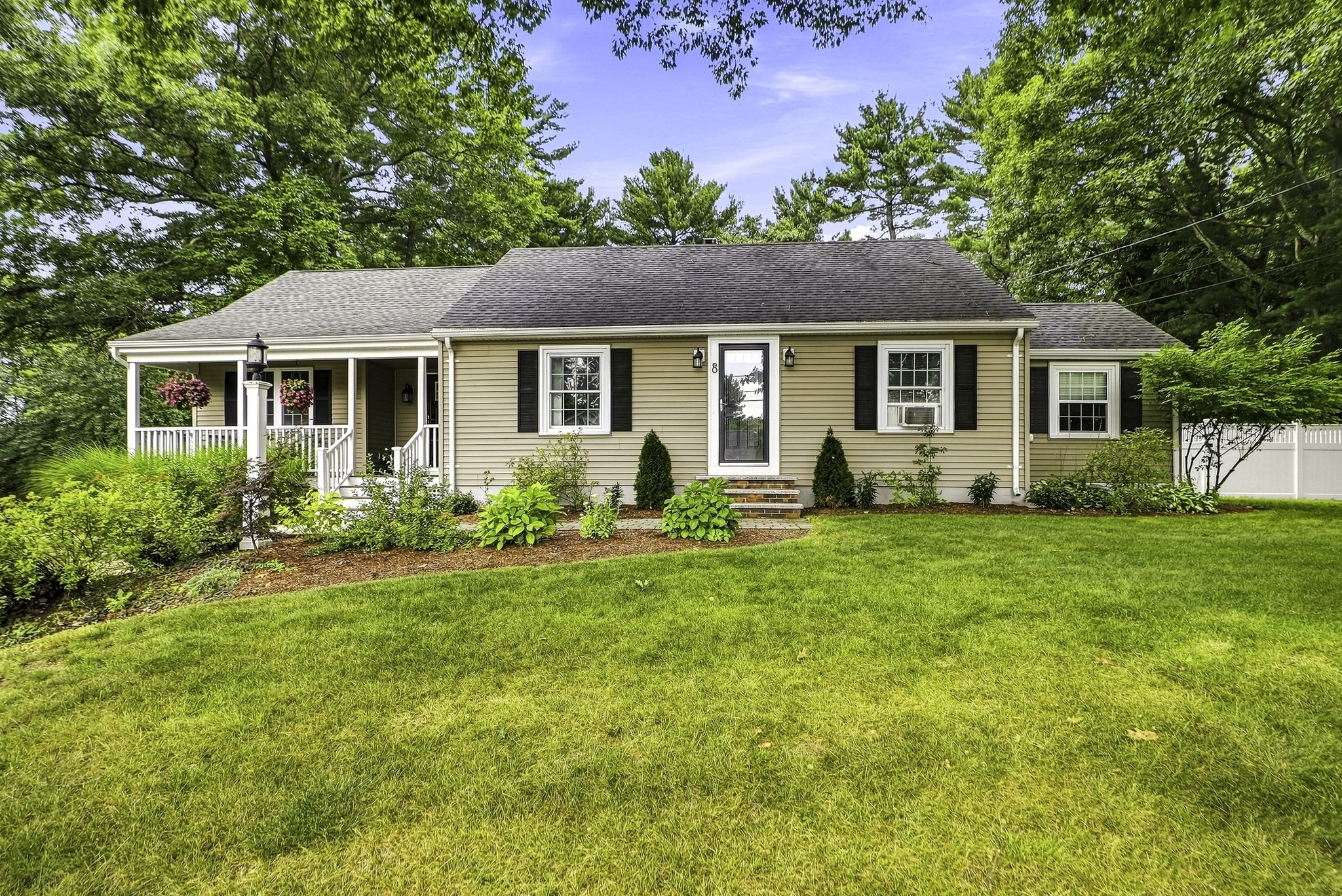 8 Mellen St, Hopedale, MA 01747