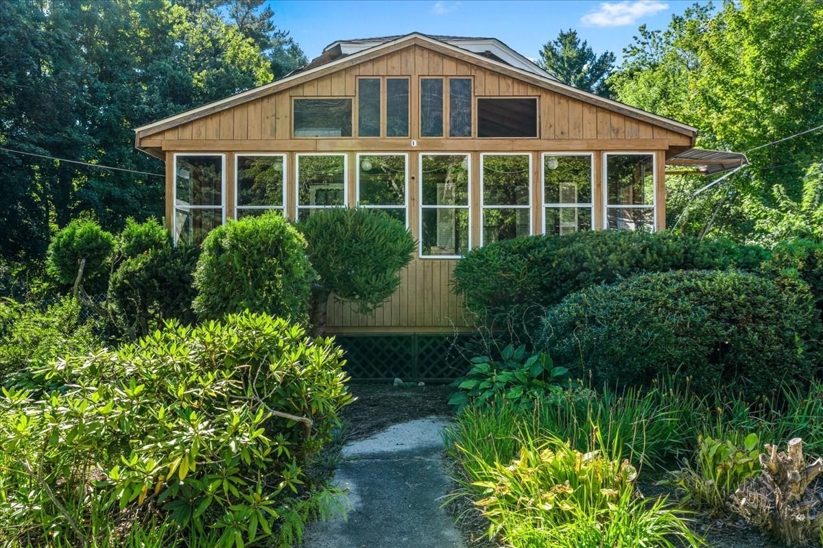 1055 S Franklin St, Holbrook, MA 02343