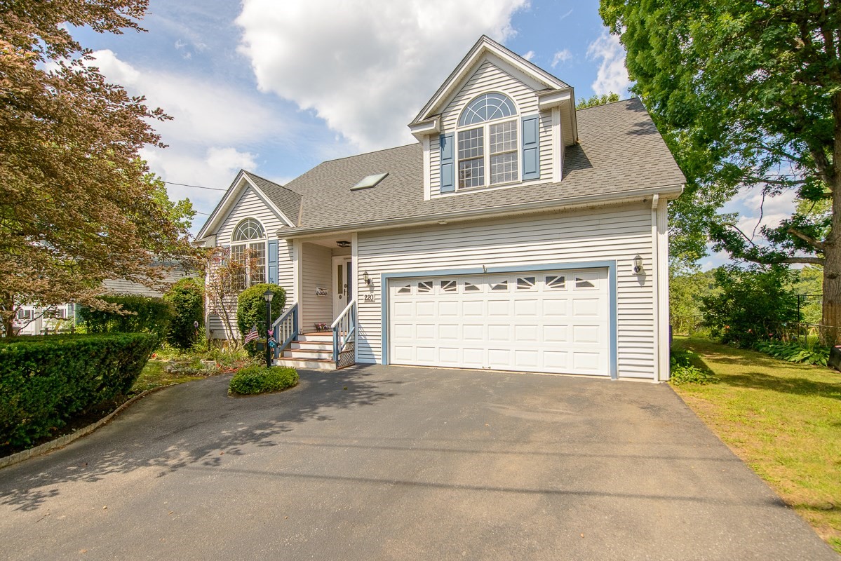 220 River Rd, Lowell, MA 01852