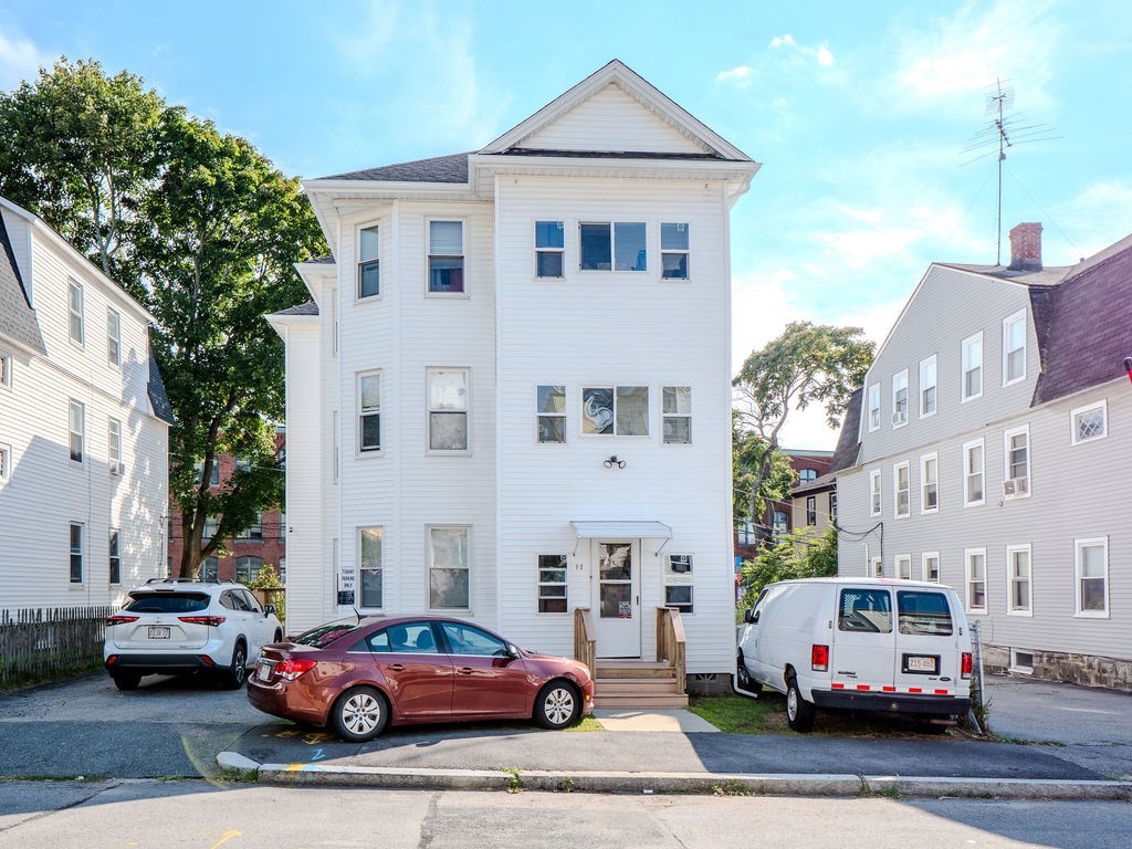 12 Ives St, Worcester, MA 01603