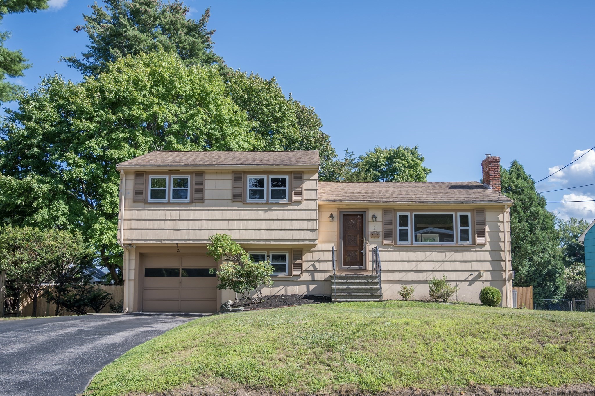 21 Debra Ln, Framingham, MA 01701