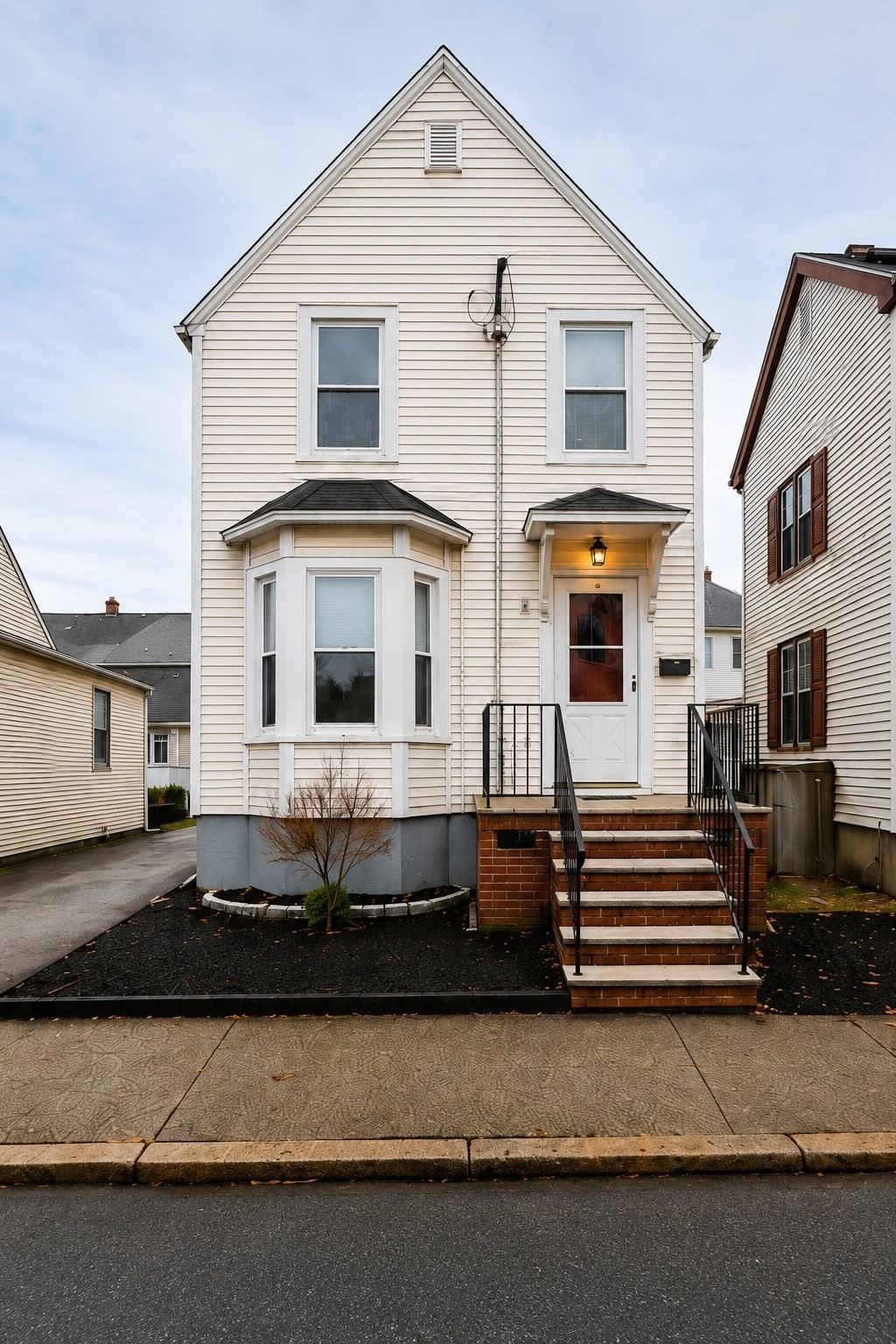28 Everett St, Woburn, MA 01801